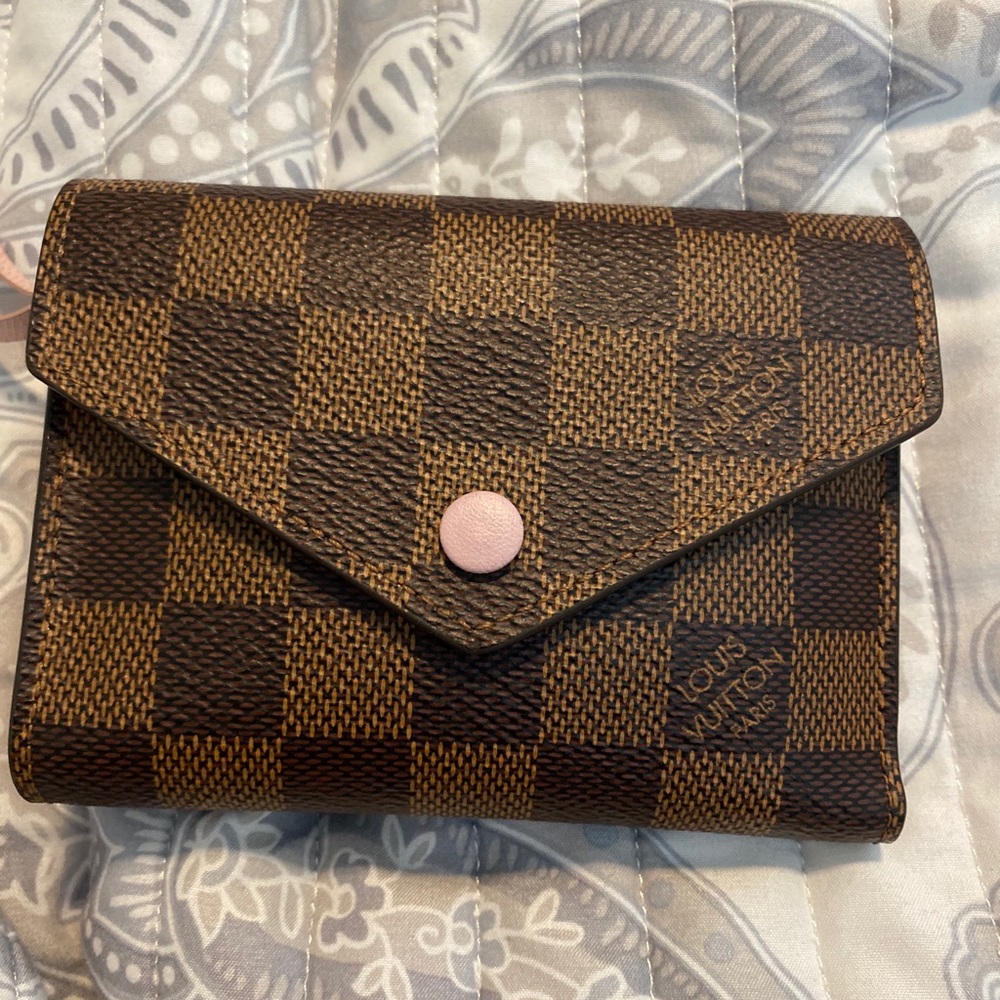 LV Victorine DE rose ballerine wallet